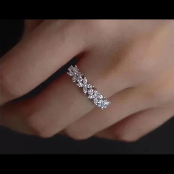 New Women’s 925 Silver Beautiful Flowers Diamond Ring - Picture 2 of 5